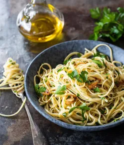 Pastagerecht met een kruidige aglio