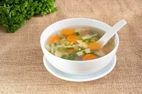 Vegetarisch groentesoep met bouillonpoeder