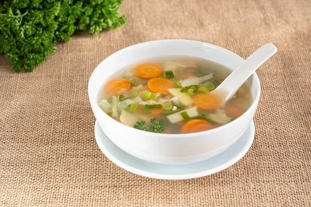 Vegetarisch groentesoep met bouillonpoeder