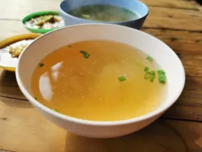 Smakelijke kippensoep met bouillonpoeder