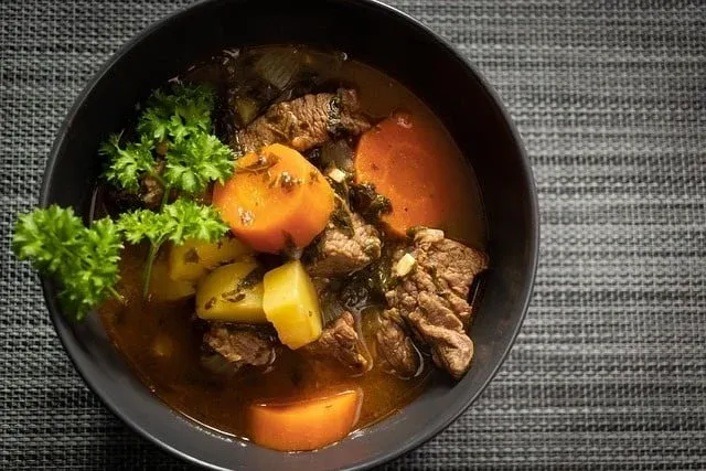 Runderstoofpot met bouillonpoeder vlees
