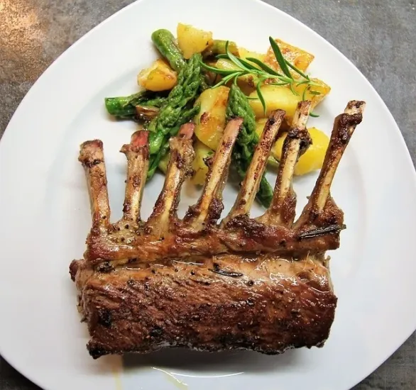 Pittig geroosterd lamsvlees met knoflook