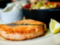 Gegrilde zalm met groene knoflook