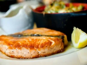 Gegrilde zalm met groene knoflook