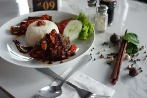 Rendang met daun salamblad