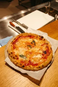 Zelfgemaakte pizza margherita met verse kruiden