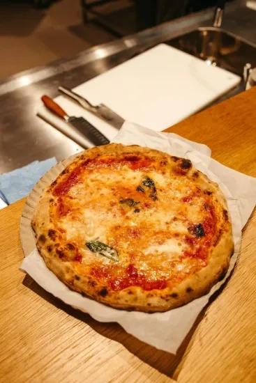 Zelfgemaakte pizza margherita met verse kruiden